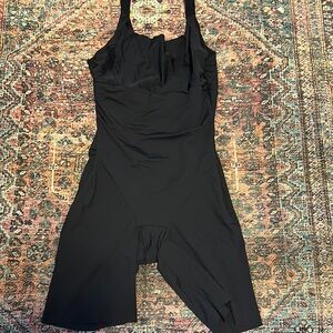 Black One-Piece shapewear by Maidenform sz lg
